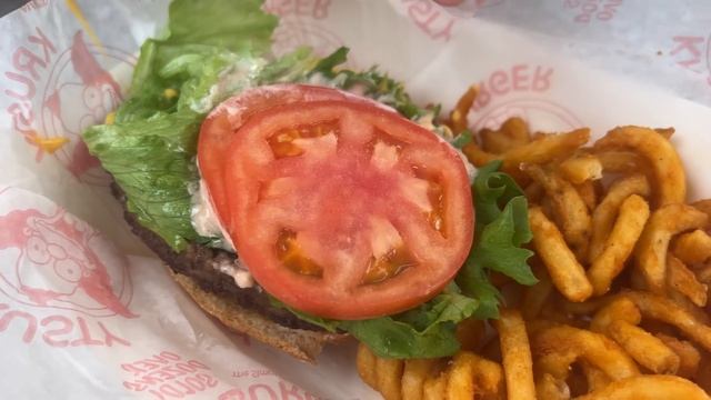 Abbiamo Mangiato al VERO KRUSTY BURGER dei The Simpson 🍔 смотреть онлайн