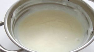 Молочный десерт с фруктами