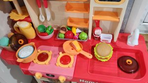 играем в детскую кухню, готовим еду на игрушечной посуде, детские развивающие игры