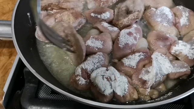 КУРЯЧА ПЕЧІНКА ТУШКОВАНА ІЗ СЛИВАМИ. смотреть онлайн