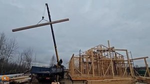 Поднимаем LVL брус на крышу каркасного дома.