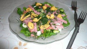 Сытный салат с копченой колбаской