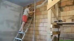 Штукатурка стены по маякам при помощи лазерного уровня