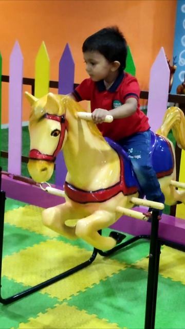 Horse riding by Ruhan | lakdi ki kathi | 🐎🐎🥰🥰🥰🥰 #youtubeshorts смотреть онлайн