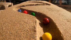 Шарики разных цветов скатываются в тарелку. Видео для детей. #дети #видеодлядетей