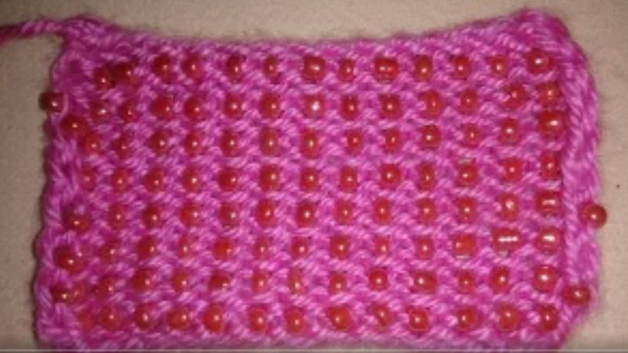 ВЯЗАНИЕ!КАК ПРОСТО ВСТАВИТЬ В ВЯЗАНЫЙ УЗОР БУСИНКИ (бисер) Knitting