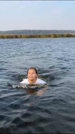 Софья плавает в море.