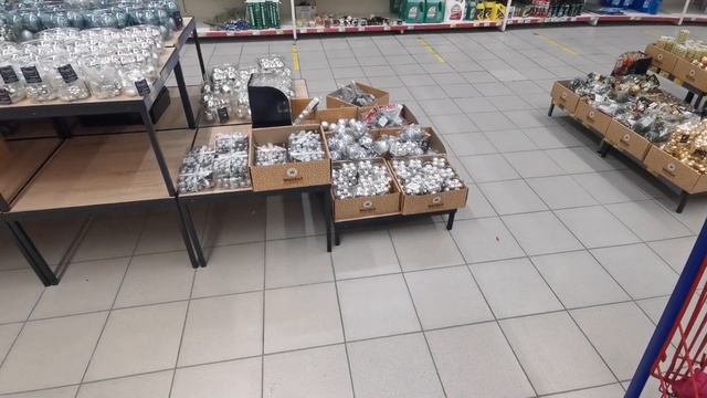 Создаём новогоднюю атмосферуГуляем в магазине. Нарядили нашу ёлочку