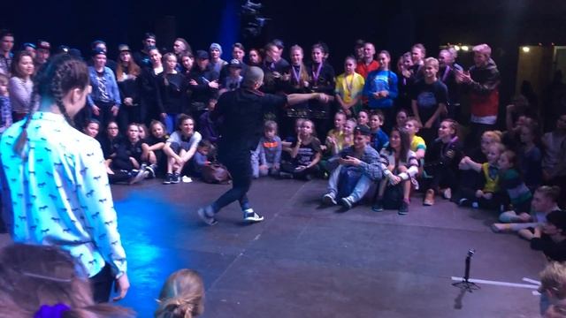 Boy goes crazy WAACKING (best male waacking ever) смотреть онлайн