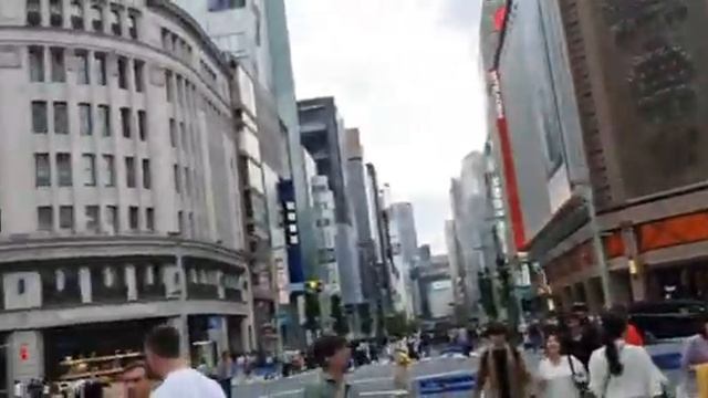 Квартал Гинза - самый престижный торговый район Токио. Ginza is a prestigious shopping area in Tokyo