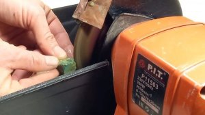 Пилю и полирую малахит дома.