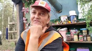 Минск. Беларусь.Свалка Лена ищет сына. Мусорщик.