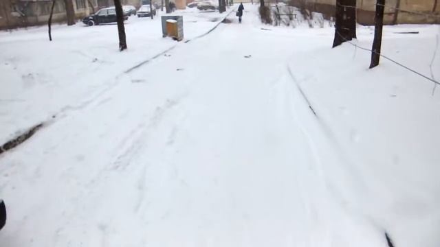 Снег не убирают от подъезда.