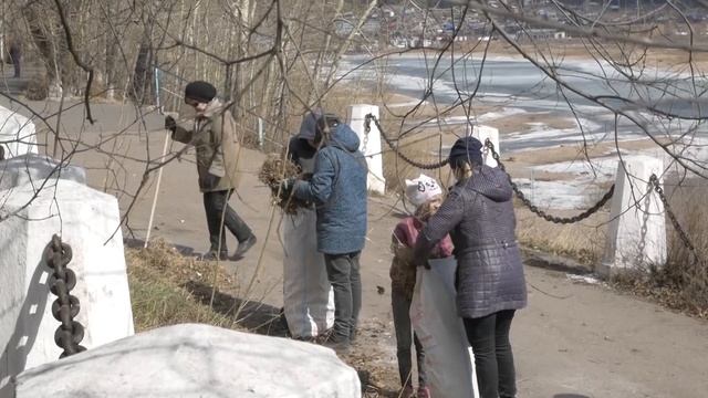 Сотрудники городской администрации вышли на субботник. смотреть онлайн