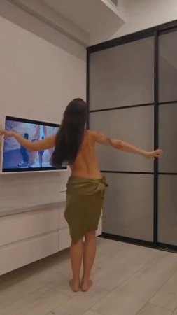 Кто лучше? Обнажилась и танцует. 18+. Эротика