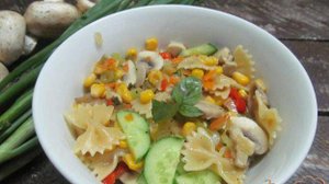 Теплый салат с макаронами и грибами