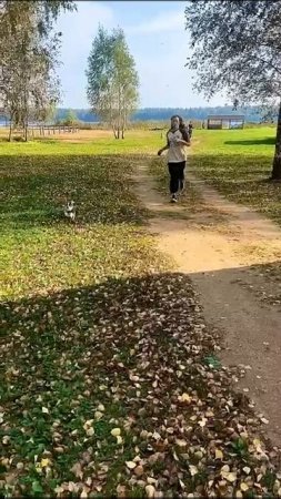Софья первая бежит.