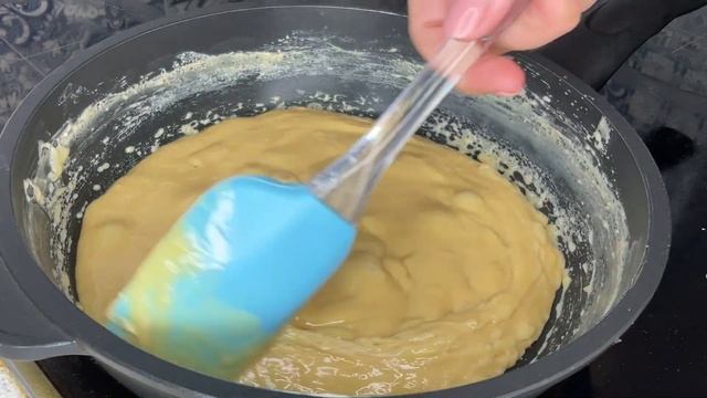 Die Kondensmilch mit den Haselnüssen verquirlen. Ein 3-Zutaten-Dessert ohne Backen!