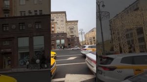Еду по Тверской к сердцу столицы кремлю.
