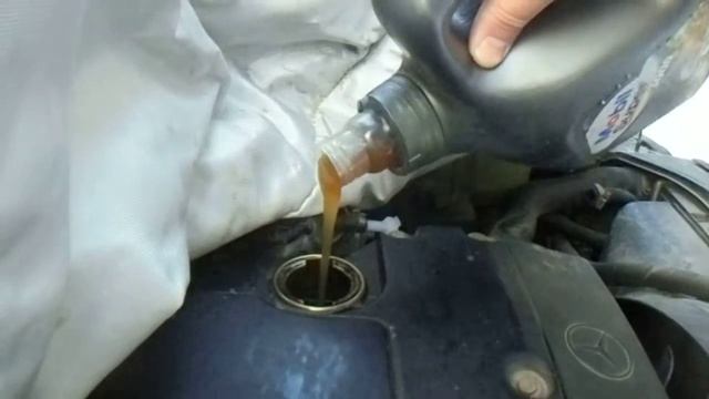 Друган решил добавить масло в движок,и что из этого вышло. смотреть онлайн