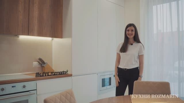 Белая кухня с барной стойкой и удобными зонами хранения. От компании ROZMARIN 🌿