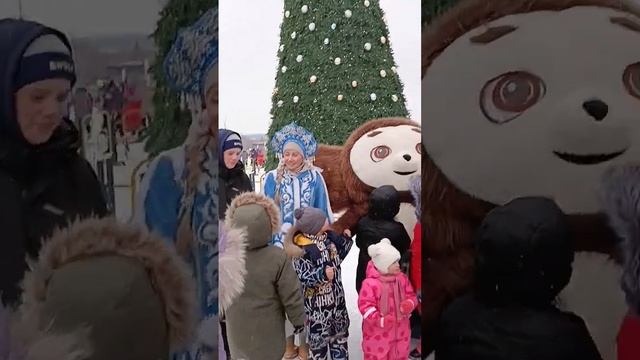 Йоу, новогоднего всем настроения!Чебурашка, снегурка, дед мороз веселят у елки народ#shorts-YOUTUBE