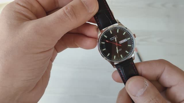 Часы EPOCH EP-6021GS с тритиевой подсветкой смотреть онлайн