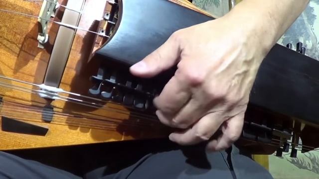 Старинный   музыкальный   инструмент   1700 - х   годов  .