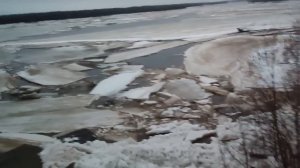 Эксклюзив видео Ледоход сносит всё (р. Северная Двина)