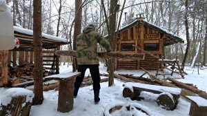 ЛЕСНОЙ ПРИЮТ . УШЛИ НА ЗАБРОШЕННУЮ ИЗБУШКУ В ЛЕС . КОНТРОЛЬНАЯ ЗАГОТОВКА ДРОВ ИЗ ВАЛЕЖНИКА .