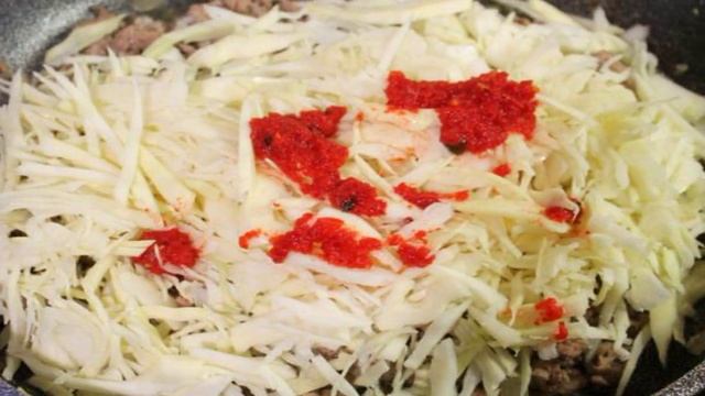 Слоеный пирог с мясным фаршем и капустой