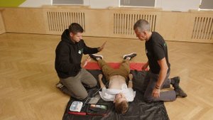 Первая помощь. УМК. Применение дефибриллятора