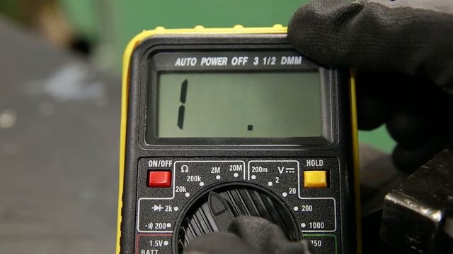 [DE] Prüfung des Abgastemperatursensors mit dem Multimeter смотреть онлайн