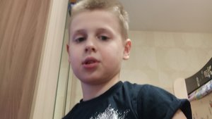 игра в Бэтмен LEGO своей сестрой
