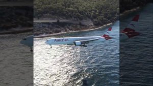 Самолет пролетел низко над морем и приземлился в небольшом аэропорту.