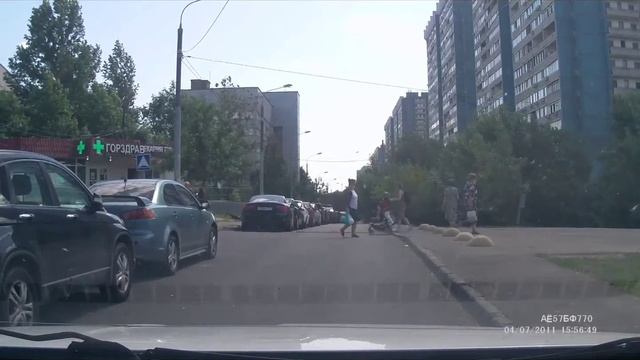 Вы что приезжий? -в ответ на замечание про движение во встречном направлении. смотреть онлайн