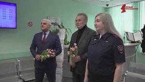 Полицейские и сотрудники ФМС вручили жительницам Ярославля цветы и загранпаспорта