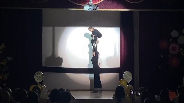 Ученицы 5 и 7 класса Московской школы №1551 поздравляют учителей и учениц школы с праздником 8 Марта смотреть онлайн