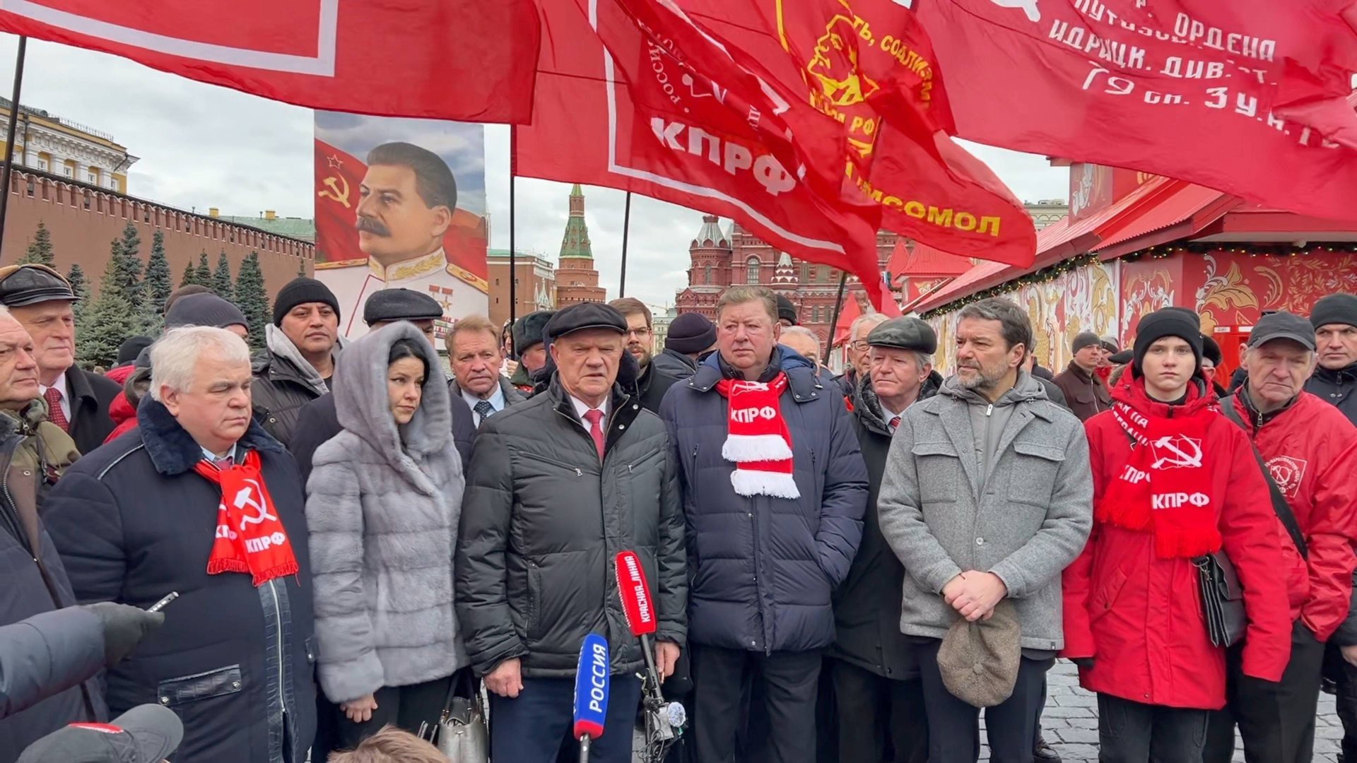 ТОРЖЕСТВЕННОЕ ВОЗЛОЖЕНИЕ ВЕНКОВ К МОГИЛЕ И.В. СТАЛИНА У КРЕМЛЕВСКОЙ СТЕНЫ смотреть онлайн