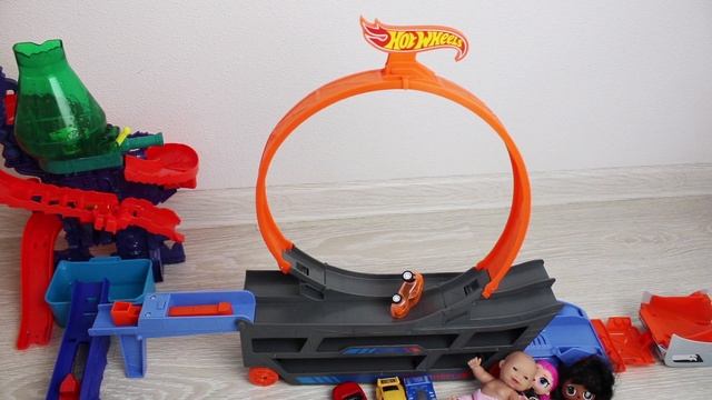 Малышка Маша и Dolls LOL surprise Устроили ГОНКИ HOT WHEELS ПОБЕДИТ только один! Для детей смотреть онлайн