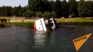 В Рогачевском районе достают из воды перевернувшийся катер