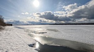 Река Северная Двина (малая Северная Двина) ранней весной в черте г. Котлас (Архангельская область)