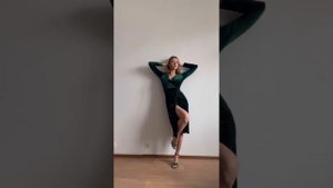 Позирование от Ольги Альберти - амбассадора бренда #КрасавицыРоссии - в платье стоя и сидя