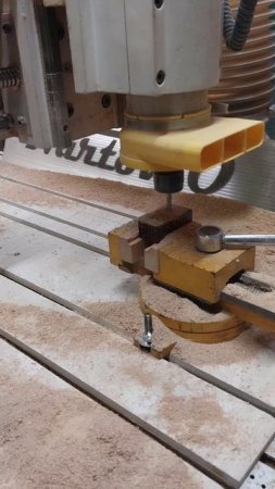 Изготовление крышек для духов из ясеня.