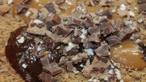 Колбаска из бисквитной крошки с шоколадом и кедровыми орехами