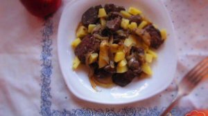 Теплый салат из куриной печени и яблок