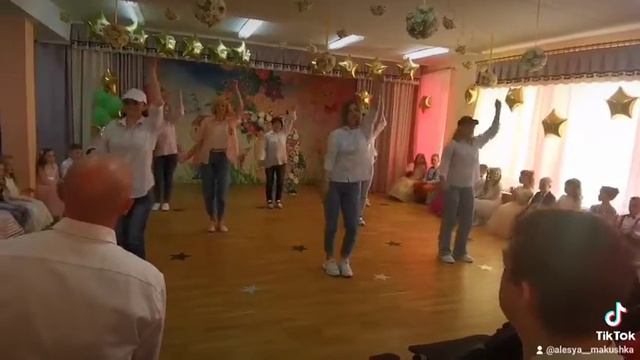 выпускной танцуют мамы. Гродно