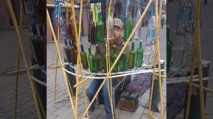 Играет на бутылках Уличный музыкант
