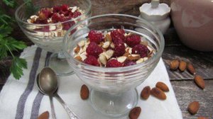 Ягодный десерт из йогурта с семенами льна и чиа