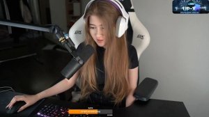 случайно запустила стрим в купальнике